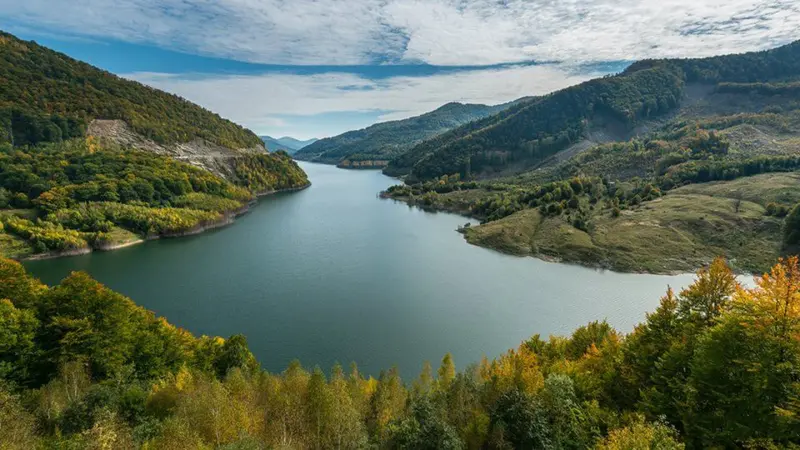 Barajul i lacul de acumulare siriu