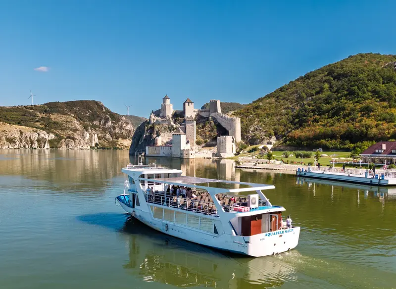 Penta brod golubac