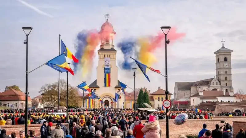 Artificii de zi tricolor decembrie alba iulia ziua nationala catedrala ortodoxa a incoronarii si cea catolica