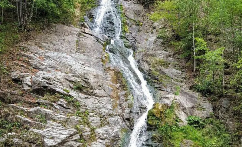 Lead cascada lotrisor singura cascada din tara ale carei ape trec printr un tunel de metri lungime