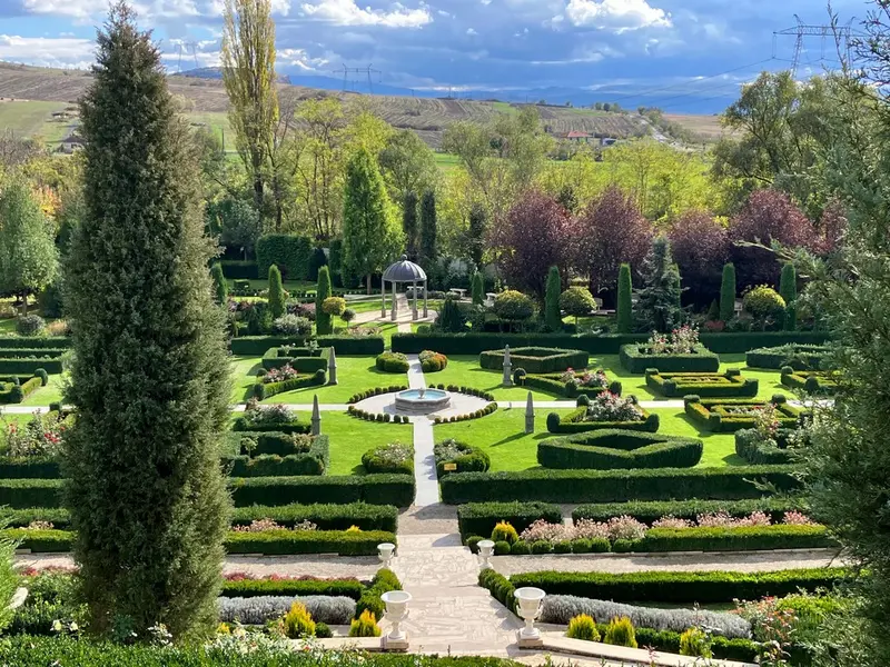 Giardini di zoe banpotoc obiective turistice transilvania romania