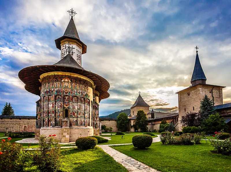 Biserica si curtea manastirii sucevita