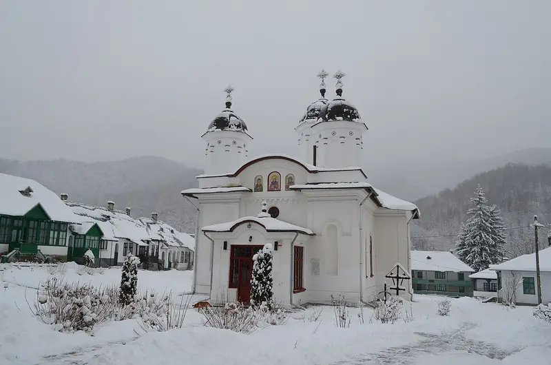 Manastirea suzana iarna